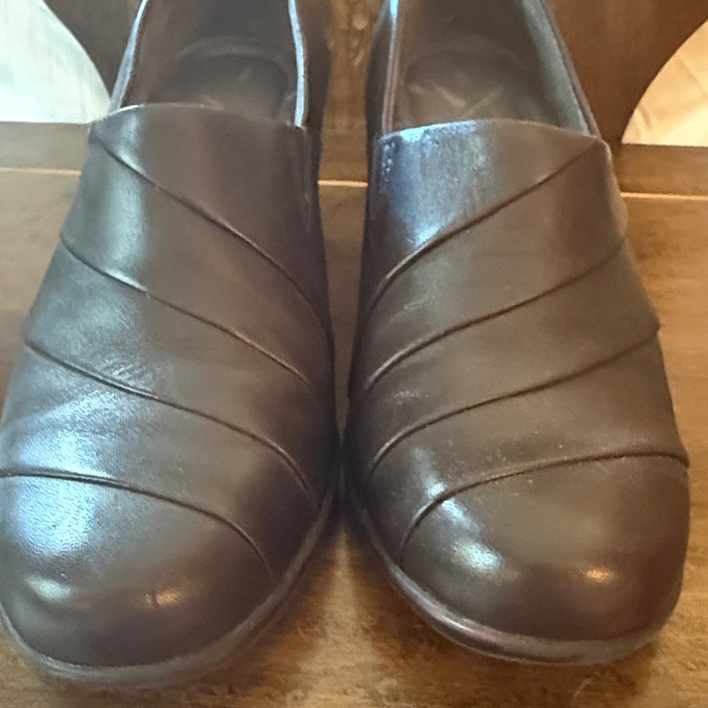 NATURALIZER BRAND  Leather Slip-On Shoes. Very light wear.